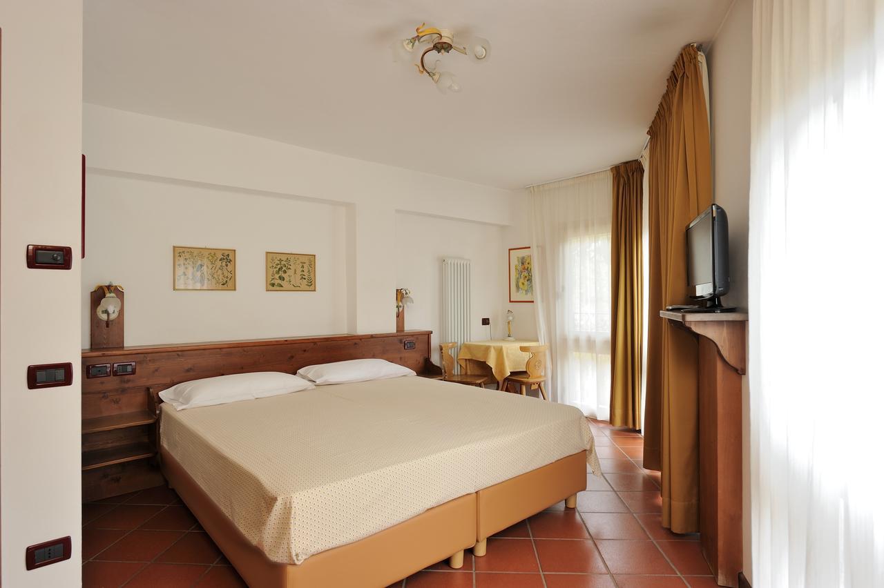 Chalet Dei Pini Aparthotel Madonna di Campiglio Luaran gambar